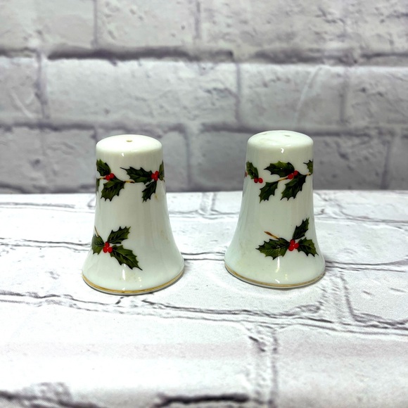 Vintage Lefton Christmas Holly Berries Salt & Pepper Shaker Set - Picture 1 of 6